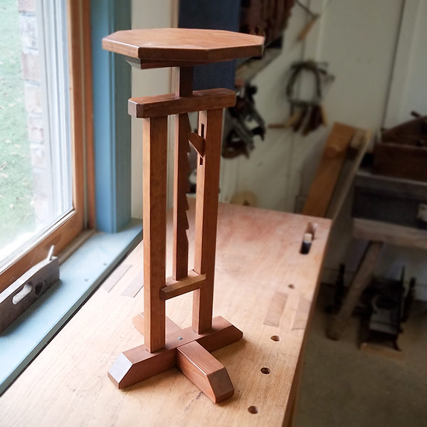 Ratcheting pine table on a woodworking roubo workbench